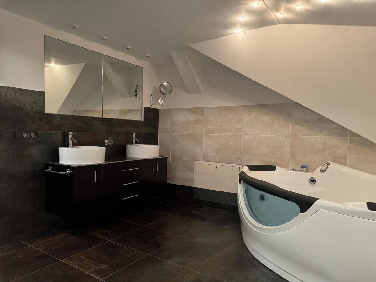 205 Qm "Traumtor" Mit Sauna, Whirlpool, Kamin Und 3 Terrassen Mit Blick In Die Boehmisch Saechsische Schweiz Dresden Luaran gambar